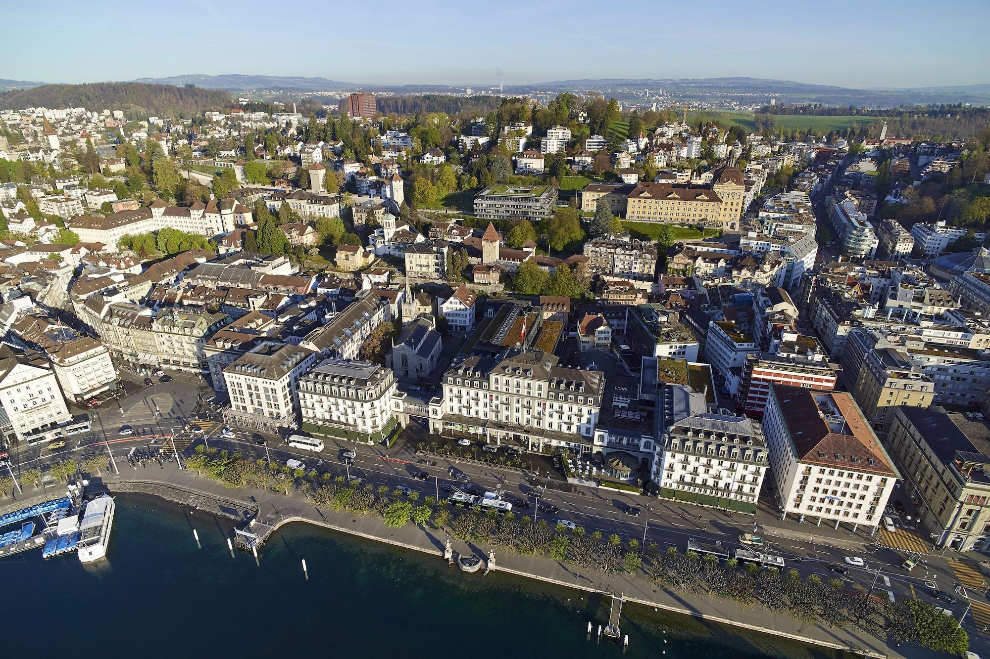 Hotel Schweizerhof Luzern Luaran gambar Aerial view of the town
