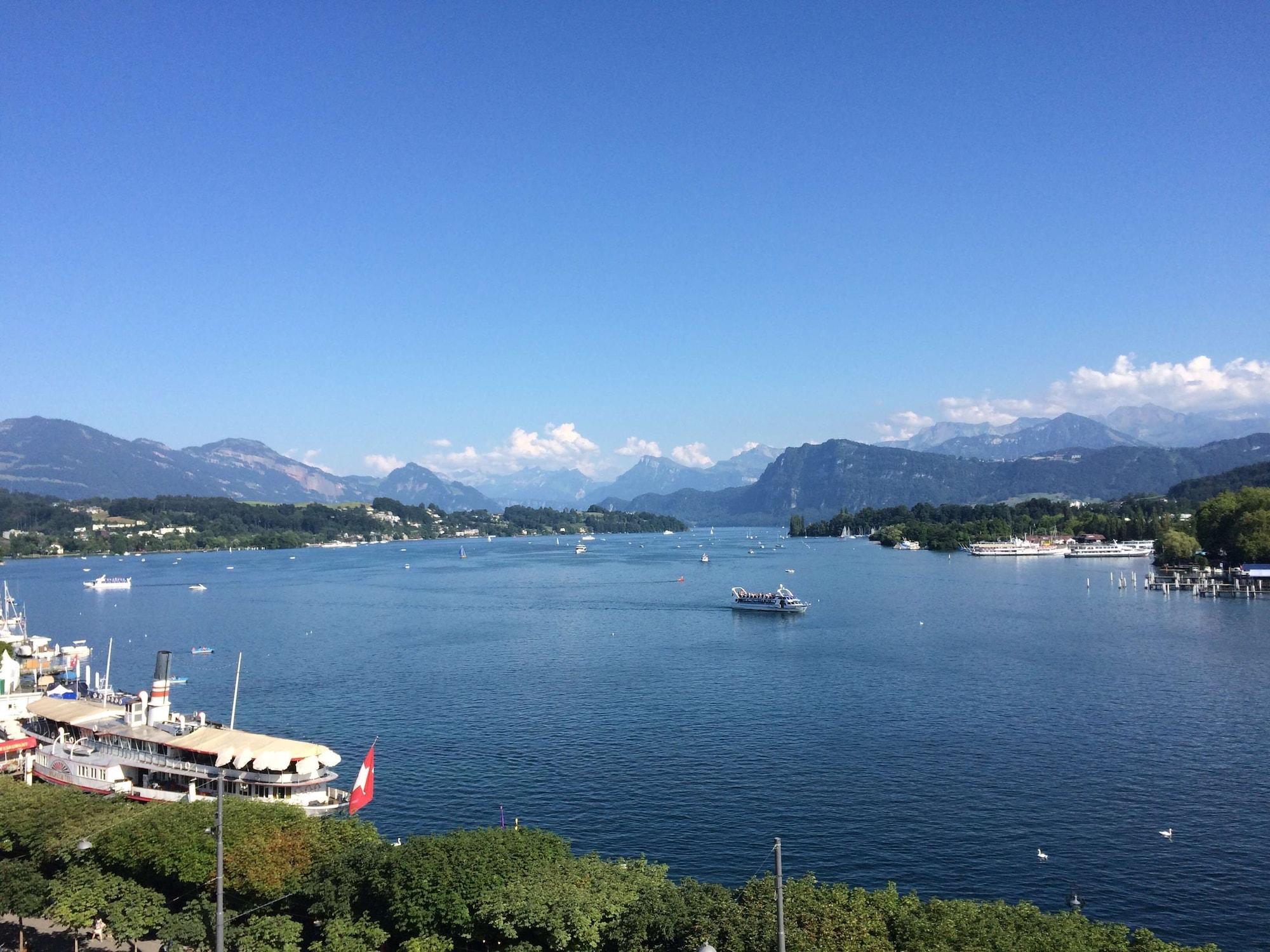 Hotel Schweizerhof Luzern Luaran gambar View of the lake from the town