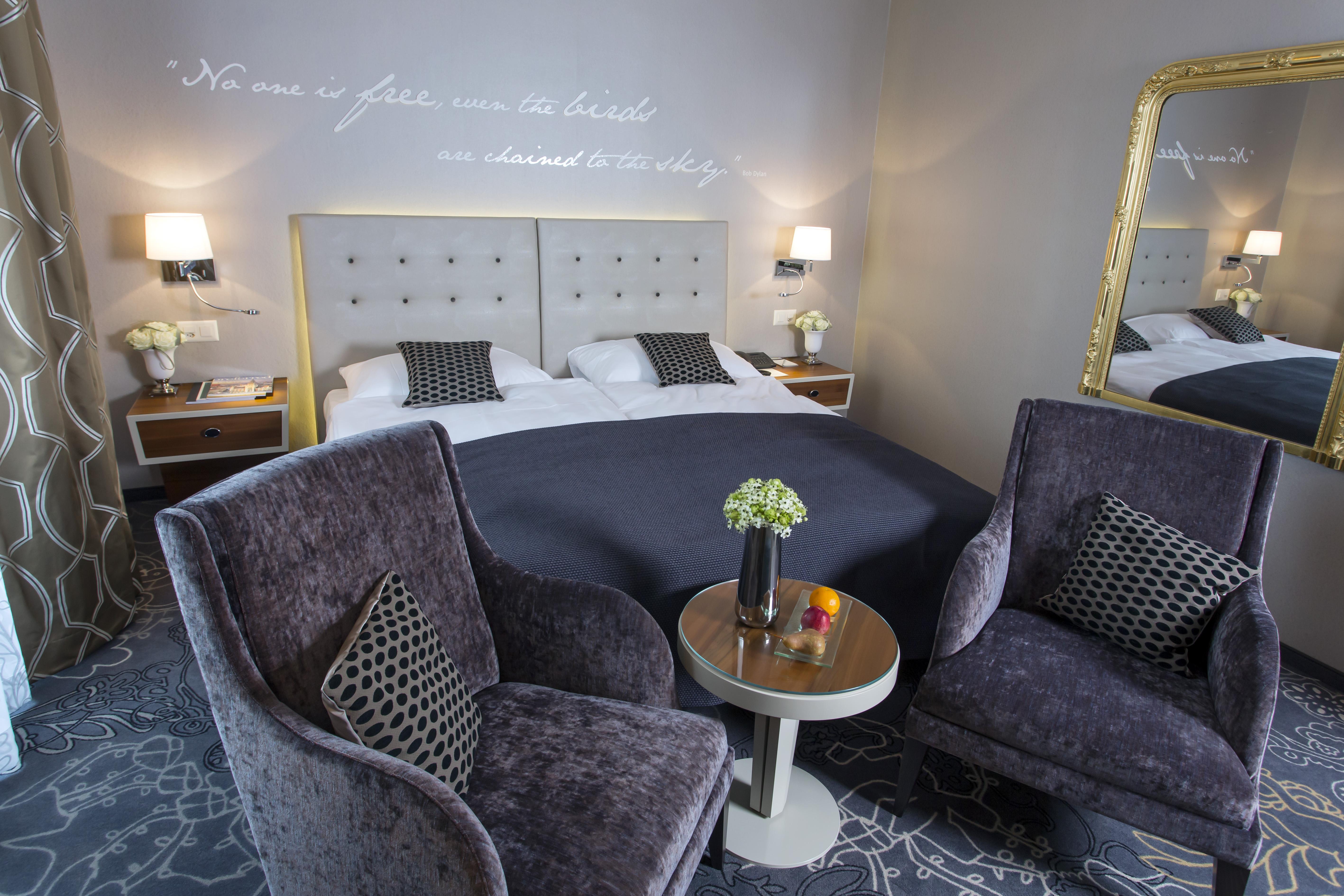 Hotel Schweizerhof Luzern Luaran gambar A room at the hotel