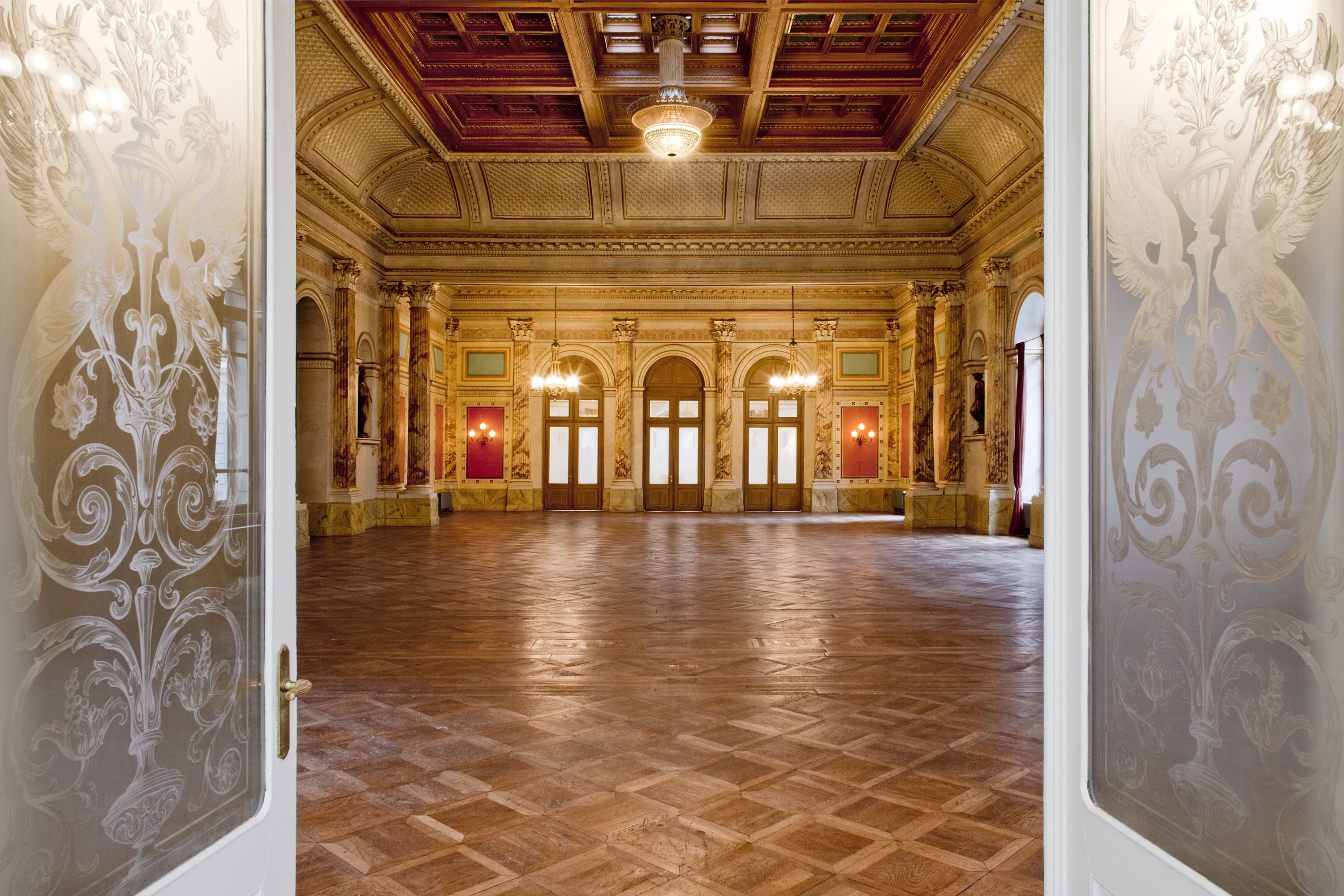 Hotel Schweizerhof Luzern Luaran gambar The interior of the National Museum of the United States Army