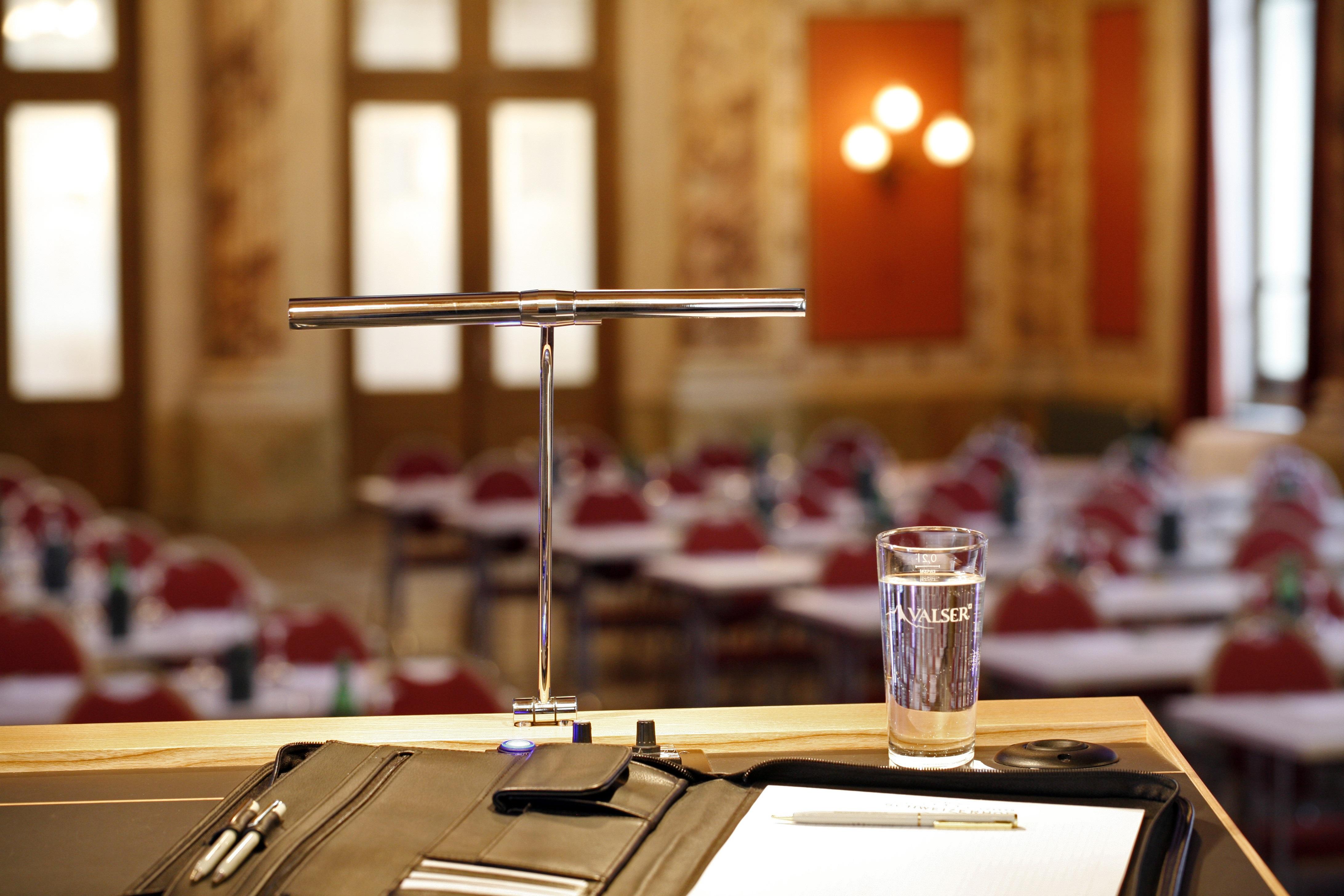 Hotel Schweizerhof Luzern Luaran gambar A podium microphone