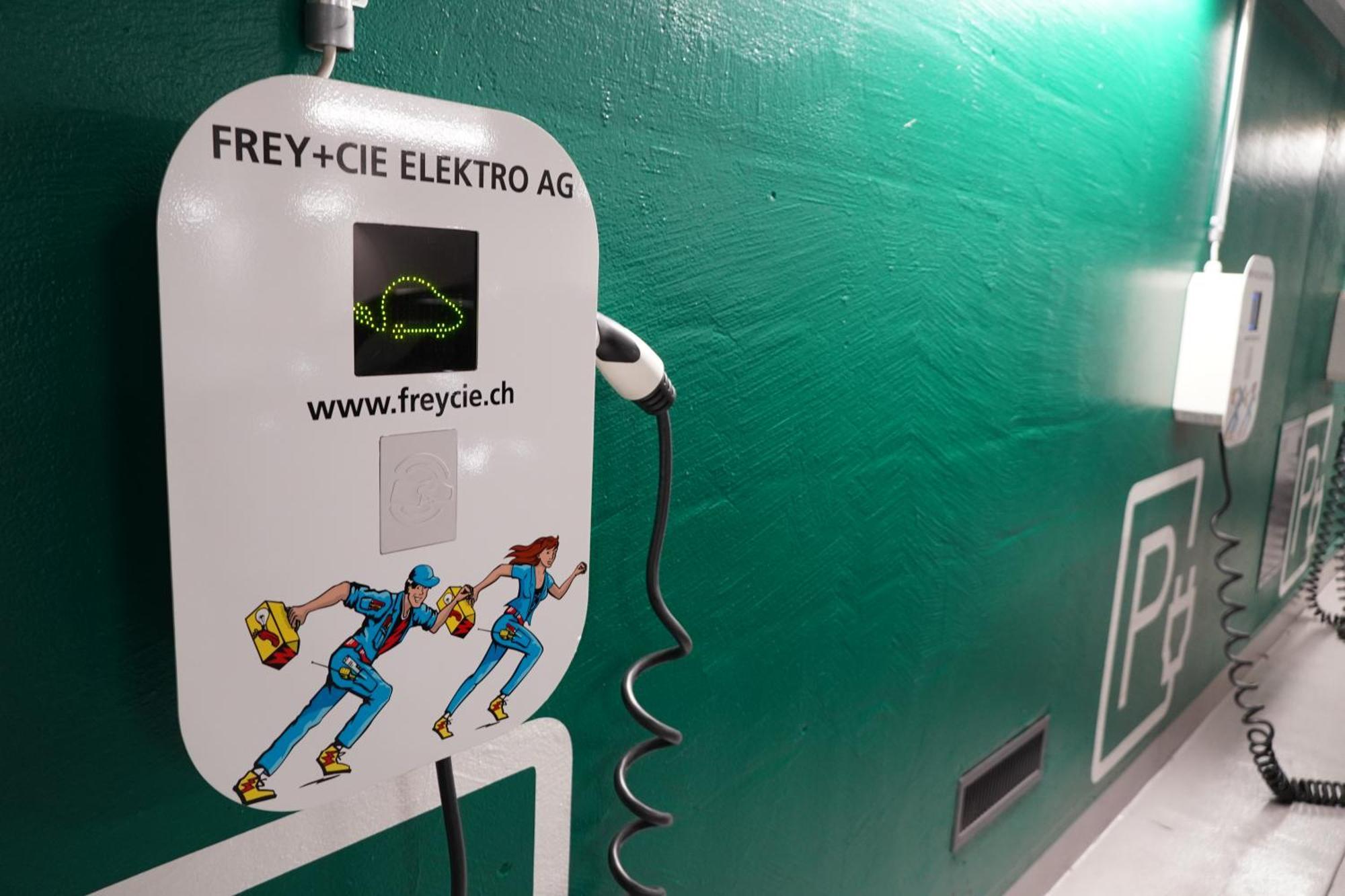 Hotel Schweizerhof Luzern Luaran gambar A charging station for electric vehicles