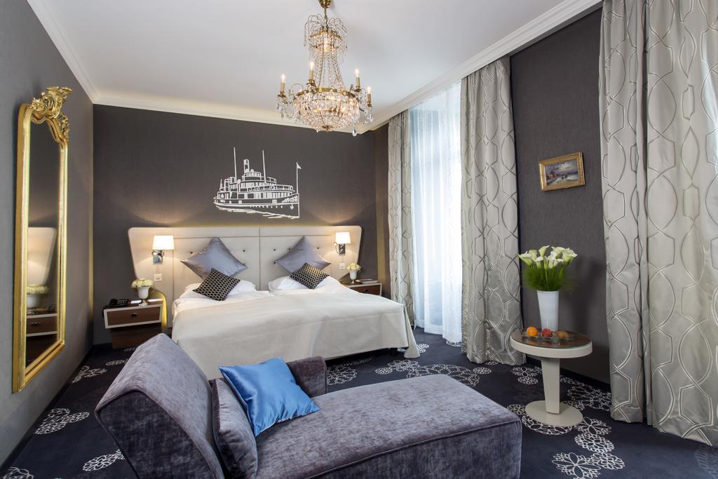 Hotel Schweizerhof Luzern Luaran gambar A room at the Hotel de Crillon