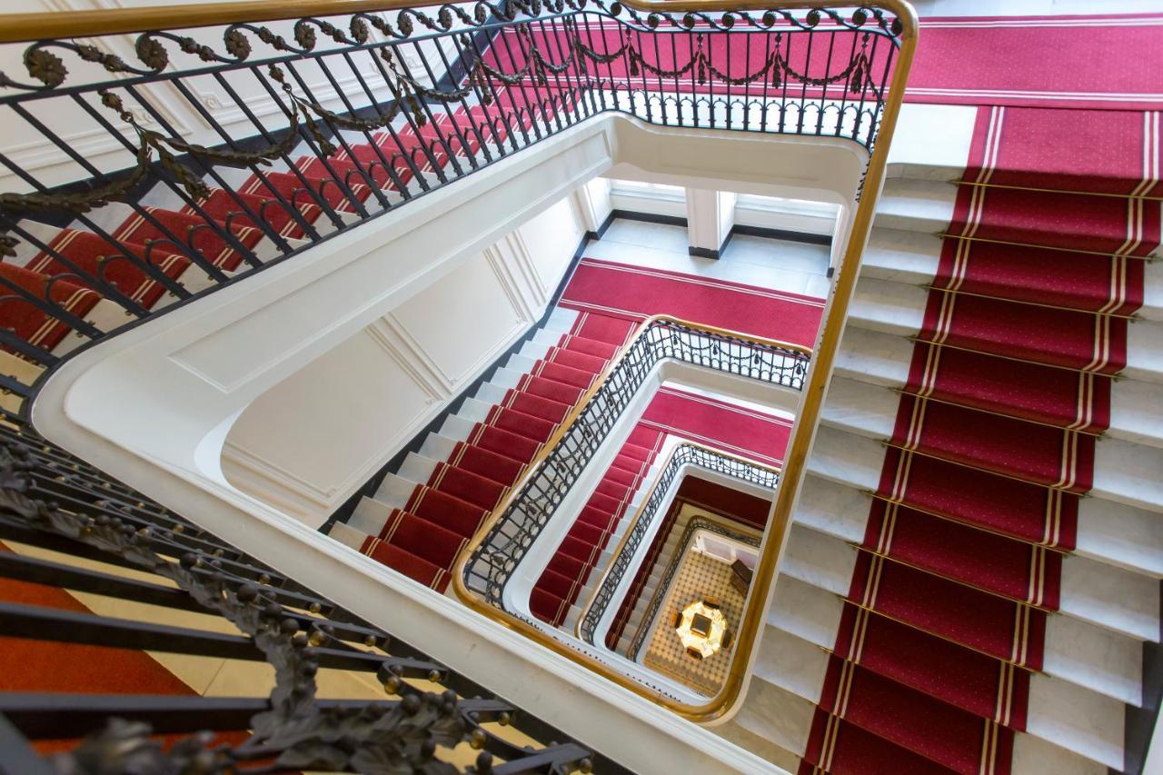 Hotel Schweizerhof Luzern Luaran gambar Staircase